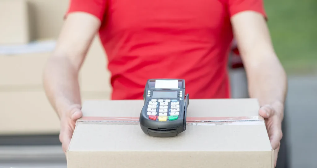 close-up-guy-holding-box-pos-machine kopie